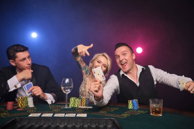 Bir grup zengin genç kumarhanede poker oynuyor..