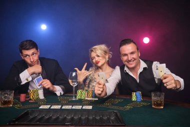 Bir grup zengin genç kumarhanede poker oynuyor..