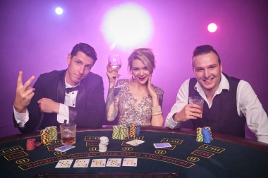 Bir grup zengin genç kumarhanede poker oynuyor..