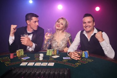 Bir grup zengin genç kumarhanede poker oynuyor..