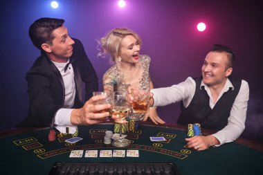 Bir grup zengin genç kumarhanede poker oynuyor..