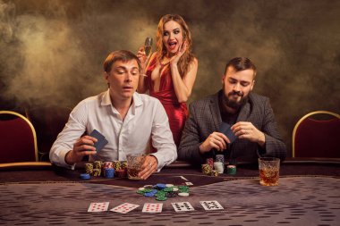 Bir grup zengin genç kumarhanede poker oynuyor..