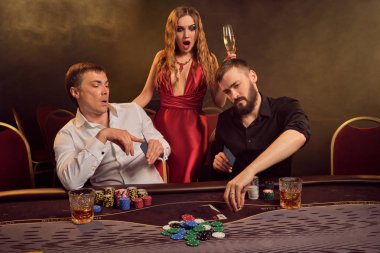 Bir grup zengin genç kumarhanede poker oynuyor..