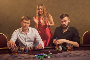 Bir grup zengin genç kumarhanede poker oynuyor..