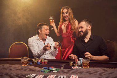 Bir grup zengin genç kumarhanede poker oynuyor..