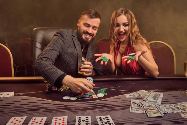 Charmant couple riche joue au poker dans un casino . — Photo
