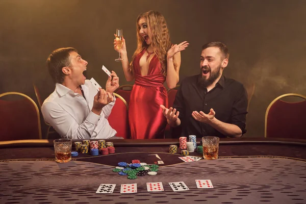 Gruppe junger reicher Freunde pokert in einem Casino. — Stockfoto