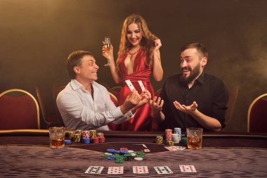 Bir grup zengin genç kumarhanede poker oynuyor..