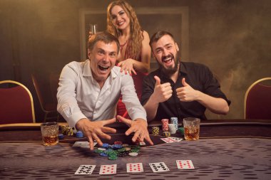 Bir grup zengin genç kumarhanede poker oynuyor..