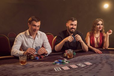 Bir grup zengin genç kumarhanede poker oynuyor..