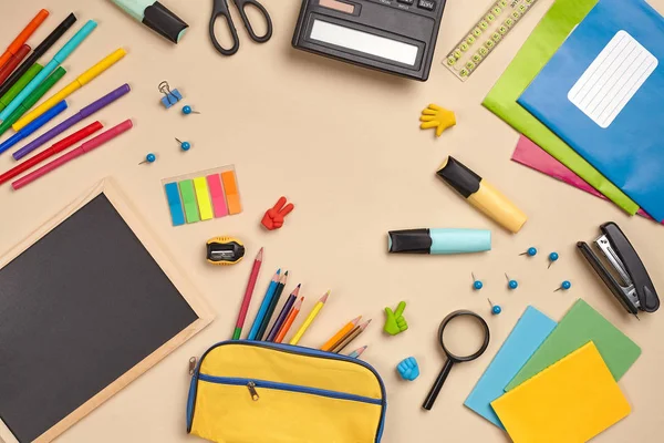 Flat lay foto de mesa de espaço de trabalho com acessórios escolares ou material de escritório . — Fotografia de Stock