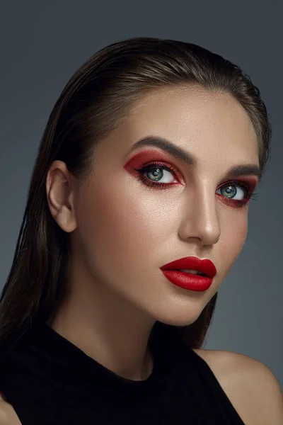 Nahaufnahme Porträt eines schönen Models mit professionellem Make-up. — Stockfoto