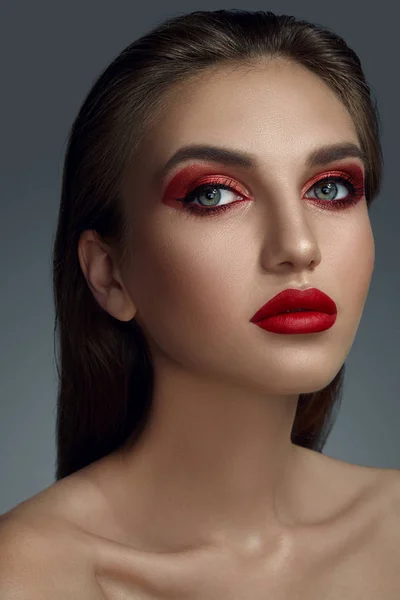 Retrato de cerca de una hermosa modelo de moda con maquillaje profesional . — Foto de Stock