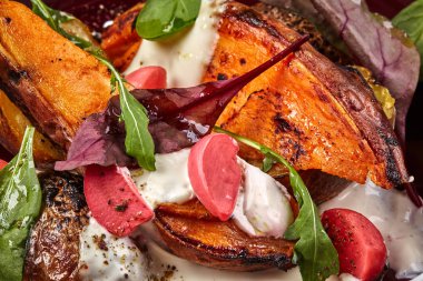 Restoranda patates ve sebzeli et servis ediliyor..