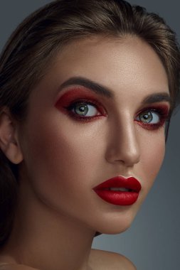 Profesyonel makyajlı güzel bir mankenin yakın plan portresi..