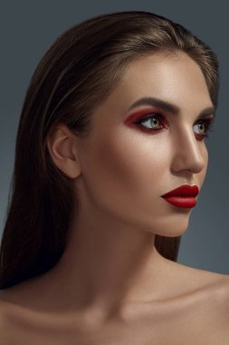 Profesyonel makyajlı güzel bir mankenin yakın plan portresi..