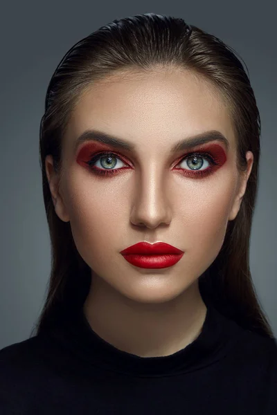 Retrato de cerca de una hermosa modelo de moda con maquillaje profesional . —  Fotos de Stock