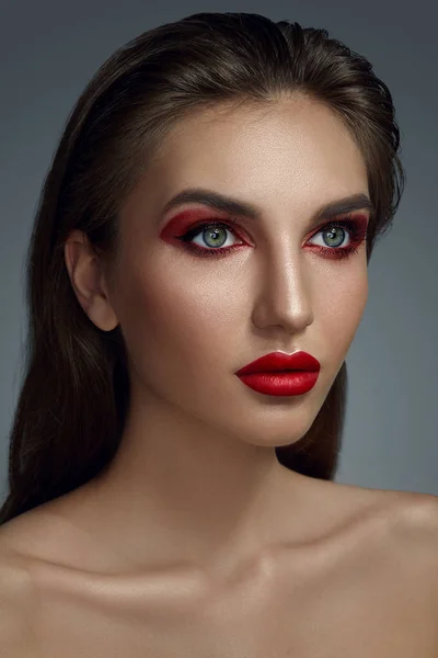 Nahaufnahme Porträt eines schönen Models mit professionellem Make-up. — Stockfoto