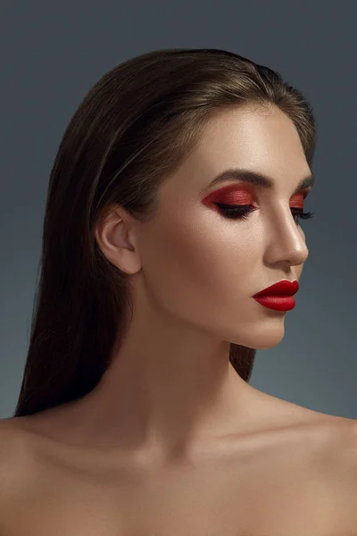 Nahaufnahme Porträt eines schönen Models mit professionellem Make-up. — Stockfoto