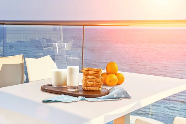 2人用のテーブルは、海の景色を望む屋外ホテルのバルコニーで朝食を提供しています. — ストック写真