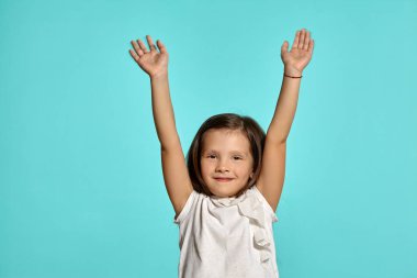 Mavi arka planda poz veren güzel esmer bir kızın yakın çekim stüdyosu..