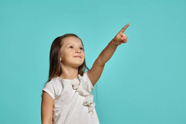 Mavi arka planda poz veren güzel esmer bir kızın yakın çekim stüdyosu..