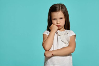 Mavi arka planda poz veren güzel esmer bir kızın yakın çekim stüdyosu..