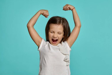 Mavi arka planda poz veren güzel esmer bir kızın yakın çekim stüdyosu..