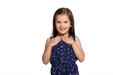 Beyaz stüdyo arka planında izole edilmiş güzel esmer küçük bir kızın yakın çekim çekimleri..