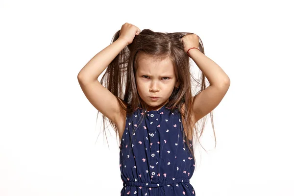 Primer plano de estudio de la hermosa niña morena posando aislada en el fondo del estudio blanco . —  Fotos de Stock