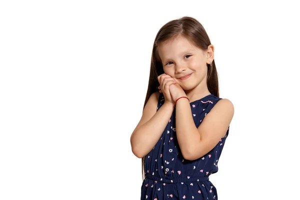 Close-up studio girato di bella bruna bambina posa isolata su sfondo bianco studio . — Foto Stock