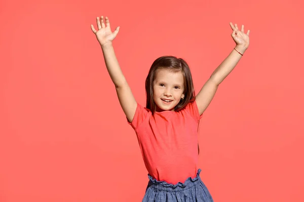 クローズアップスタジオショットの美しいですブルネット女の子ポルノの青の背景. — ストック写真