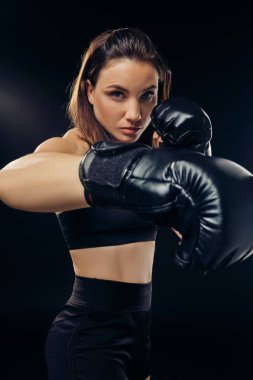 Boks eldivenatletik kadın stüdyoda karate çalışıyor.