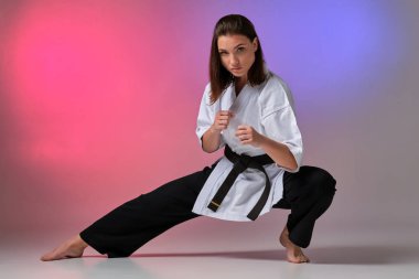 Geleneksel kimono atletik kadın stüdyoda karate çalışıyor.