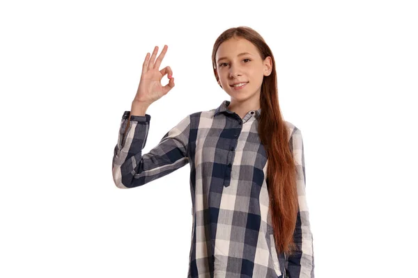 Menina adolescente bonita em uma camisa xadrez casual está posando isolado no fundo do estúdio branco . — Fotografia de Stock