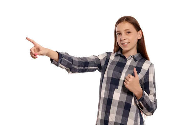 Belle adolescente dans une chemise à carreaux décontractée pose isolé sur fond de studio blanc . — Photo