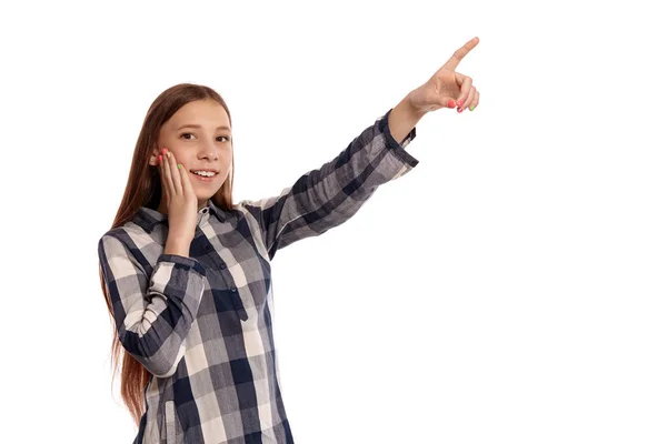 Schöne Teenager-Mädchen in einem lässig karierten Hemd posiert isoliert auf weißem Studiohintergrund. — Stockfoto