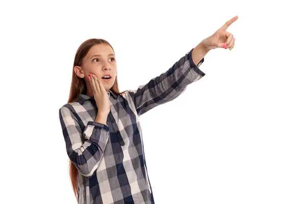 Hermosa adolescente con una camisa a cuadros casual está posando aislado sobre fondo de estudio blanco . — Foto de Stock