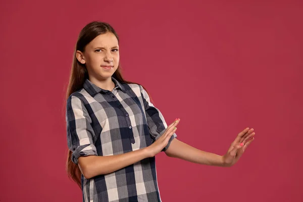 캐주얼 체크 무늬 셔츠에 아름다운 십대 소녀는 핑크 스튜디오 배경에 대해 포즈를 취하고있다. — 스톡 사진