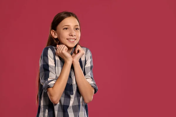 カジュアルなチェッカーシャツの美しい十代の少女は、ピンクのスタジオの背景に対してポーズをとっています. — ストック写真