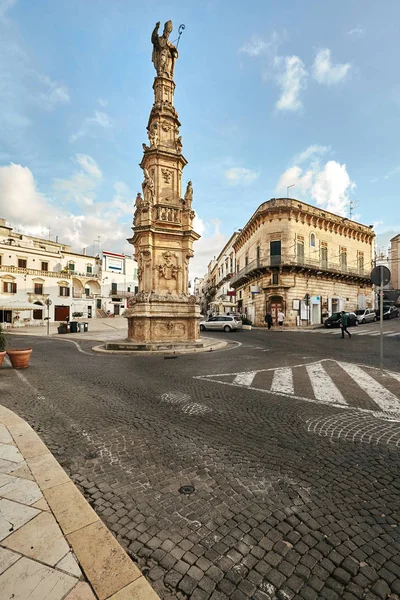 A régi város csodálatos építészete Ostuni, Bari, Olaszország. — Stock Fotó