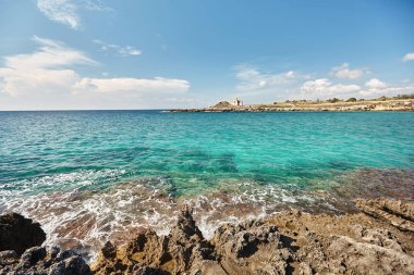 Nefes kesen doğal manzaralar ve Puglia, İtalya'nın deniz kenarı.