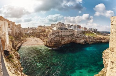 Polignano a Mare güzel sahne, Bari, Puglia ilinde kasaba.