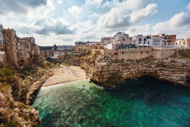Polignano a Mare güzel sahne, Bari, Puglia ilinde kasaba.