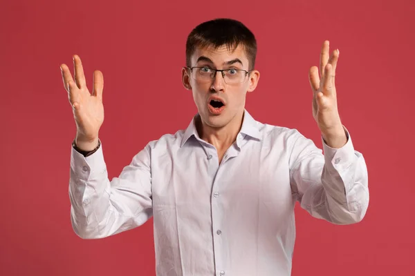 Joven con una camisa blanca clásica posando sobre un fondo rosa . —  Fotos de Stock