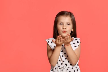 Pembe bir arka plan aleyhine poz güzel esmer küçük kız Close-up stüdyo çekim.