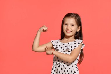 Pembe bir arka plan aleyhine poz güzel esmer küçük kız Close-up stüdyo çekim.