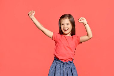 Pembe bir arka plan aleyhine poz güzel esmer küçük kız Close-up stüdyo çekim.