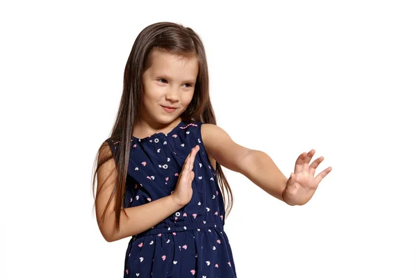 Primer plano de estudio de la hermosa niña morena posando aislada en el fondo del estudio blanco . — Foto de Stock