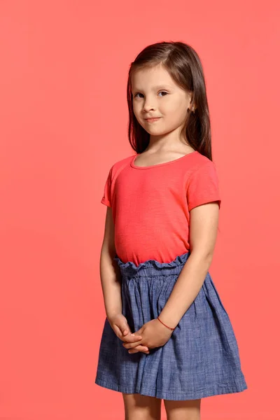Close-up studio shot di bella bruna bambina in posa su uno sfondo blu . — Foto Stock